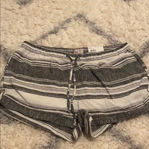 Grey and white linen shorts with pockets!